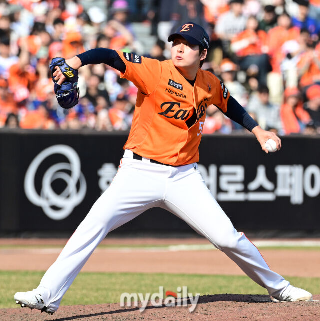 2026년 3월 28일 오후 대전 한화생명볼파크에서 열린 ‘2026 신한 SOL KBO리그' 개막전 키움 히어로즈와 한화 이글스의 경기. 한화 조동욱이 5회초 2사 1루서 구원등판해 역투하고 있다./대전 = 유진형 기자