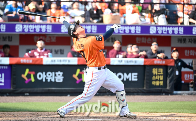 2026년 3월 28일 오후 대전 한화생명볼파크에서 열린 ‘2026 신한 SOL KBO리그' 개막전 키움 히어로즈와 한화 이글스의 경기. 한화 노시환이 5회말 2사 1.2루서 타격하고 있다./마이데일리