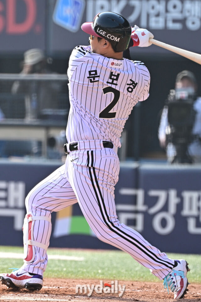 28일 서울 잠실야구장에서 열린 '2026 신한 SOL BANK KBO리그' LG 트윈스와 KT 위즈 경기.<br><br>LG 문보경이 7회말 2사 1루에 1타점 적시 2루타를 치고 있다./마이데일리