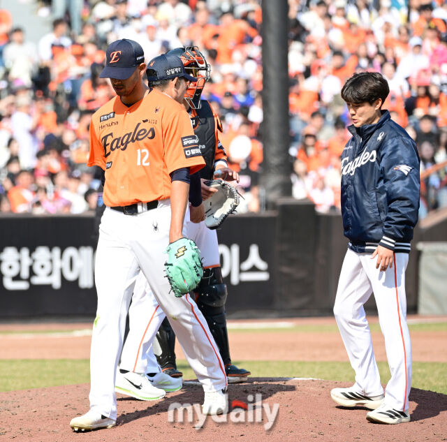 2026년 3월 28일 오후 대전 한화생명볼파크에서 열린 ‘2026 신한 SOL KBO리그' 개막전 키움 히어로즈와 한화 이글스의 경기. 한화 선발투수 에르난데스가 4.2이닝 4실점한 뒤 교체되고 있다./대전 = 유진형 기자