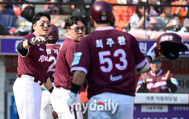 2026년 3월 28일 오후 대전 한화생명볼파크에서 열린 ‘2026 신한 SOL KBO리그' 개막전 키움 히어로즈와 한화 이글스의 경기. 키움 브룩스가 5회말 2사 만루서 3타점 적시타를 치자 주자들이 홈을 밟고 기뻐하고 있다./대전 = 유진형 기자