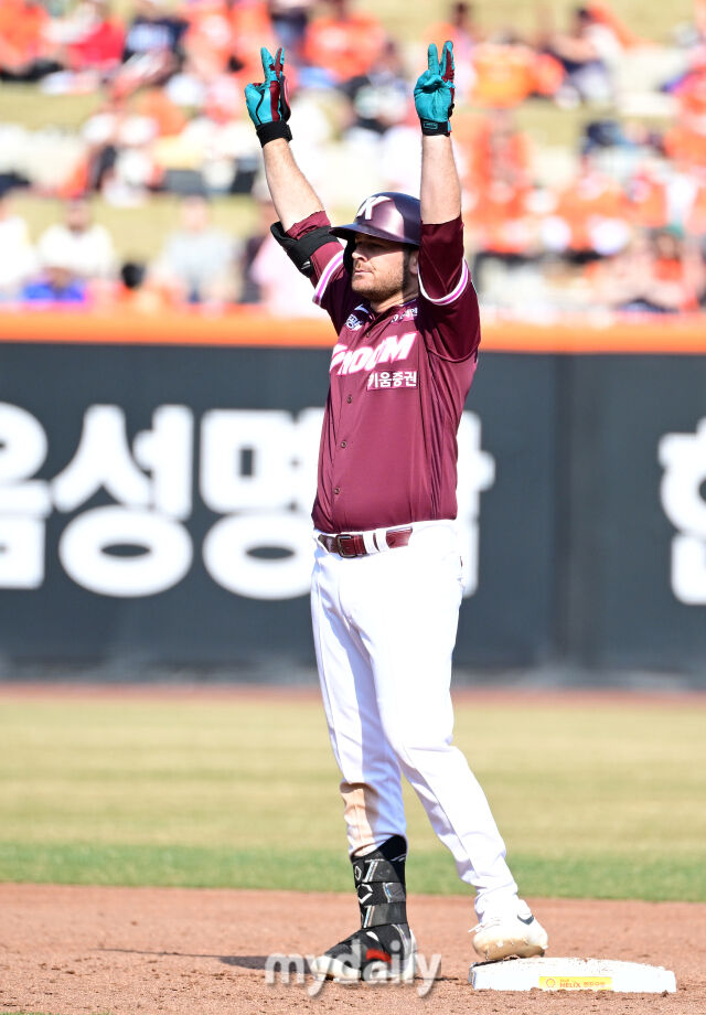 2026년 3월 28일 오후 대전 한화생명볼파크에서 열린 ‘2026 신한 SOL KBO리그' 개막전 키움 히어로즈와 한화 이글스의 경기. 키움 브룩스가 5회말 2사 만루서 3타점 적시타를 친 뒤 기뻐하고 있다./대전 = 유진형 기자