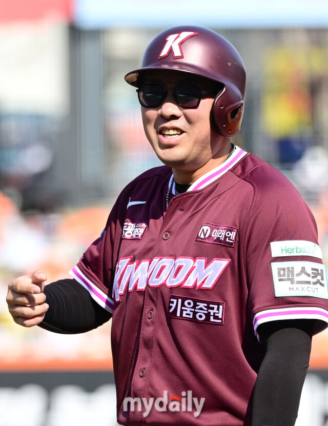 2026년 3월 28일 오후 대전 한화생명볼파크에서 열린 ‘2026 신한 SOL KBO리그' 개막전 키움 히어로즈와 한화 이글스의 경기. 키움 안치홍이 5회초 2사 2.3루서 볼넷을 얻은 뒤 환하게 웃고 있다./대전 = 유진형 기자