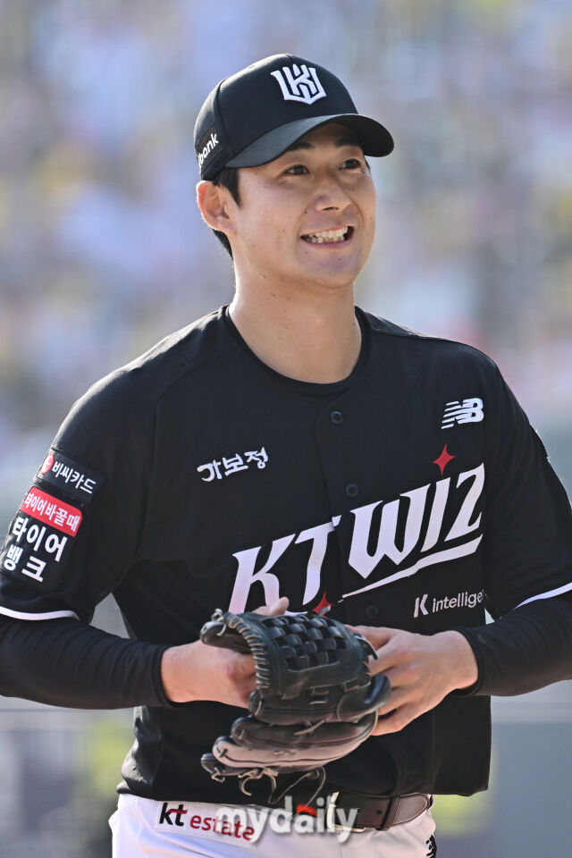 28일 서울 잠실야구장에서 열린 '2026 신한 SOL BANK KBO리그' LG 트윈스와 KT 위즈 경기. KT 스기모토가 7회말 2사 1-2루 마운드에 올라 LG 이재원을 삼진으로 잡은 후 기뻐하고 있다./마이데일리