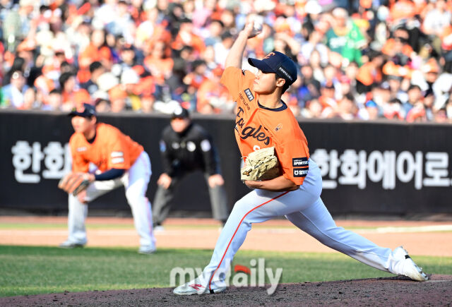 2026년 3월 28일 오후 대전 한화생명볼파크에서 열린 ‘2026 신한 SOL KBO리그' 개막전 키움 히어로즈와 한화 이글스의 경기. 한화 정우주가 8회초 구원등판해 역투하고 있다./대전 = 유진형 기자
