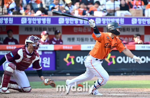 2026년 3월 28일 오후 대전 한화생명볼파크에서 열린 ‘2026 신한 SOL KBO리그' 개막전 키움 히어로즈와 한화 이글스의 경기. 한화 문현빈이 7회말 2사 1.2루서 1타점 적시타를 치고 있다./마이데일리