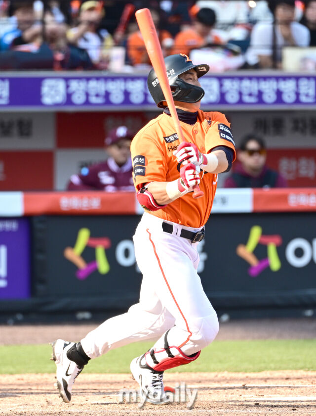 2026년 3월 28일 오후 대전 한화생명볼파크에서 열린 ‘2026 신한 SOL KBO리그' 개막전 키움 히어로즈와 한화 이글스의 경기. 한화 손아섭이 7회말 대타로 나와 2루수 땅볼을 치고 있다./대전=유진형 기자 zolong@mydaily.co.kr