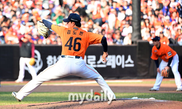 2026년 3월 28일 오후 대전 한화생명볼파크에서 열린 ‘2026 신한 SOL KBO리그' 개막전 키움 히어로즈와 한화 이글스의 경기. 한화 김도빈이 9회초 역투하고 있다./대전 = 유진형 기자