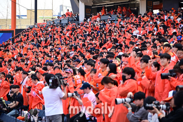 2026년 3월 28일 오후 대전 한화생명볼파크에서 열린 ‘2026 신한 SOL KBO리그' 개막전 키움 히어로즈와 한화 이글스의 경기. 한화 팬들이 오렌지 우비를 입고 응원하고 있다./대전 = 유진형 기자