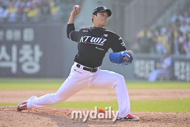 28일 서울 잠실야구장에서 열린 '2026 신한 SOL BANK KBO리그' LG 트윈스와 KT 위즈 경기.<br><br>KT 박영현이 8회말 마운드에 올라 힘차게 투구하고 있다./마이데일리