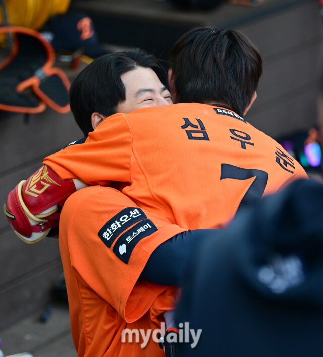 2026년 3월 28일 오후 대전 한화생명볼파크에서 열린 ‘2026 신한 SOL KBO리그' 개막전 키움 히어로즈와 한화 이글스의 경기. 한화 심우준이 8회말 2사 1.2루서 동점 3점 홈런을 친 뒤 노시환의 축하를 받고 있다./대전 = 유진형 기자