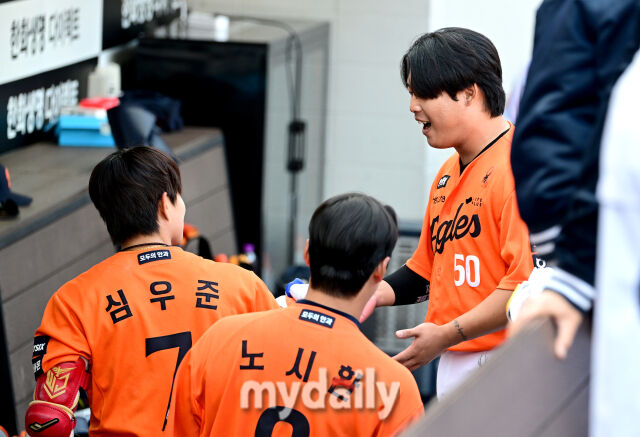 2026년 3월 28일 오후 대전 한화생명볼파크에서 열린 ‘2026 신한 SOL KBO리그' 개막전 키움 히어로즈와 한화 이글스의 경기. 한화 심우준이 8회말 2사 1.2루서 동점 3점 홈런을 친 뒤 강백호의 축하를 받고 있다./대전 = 유진형 기자