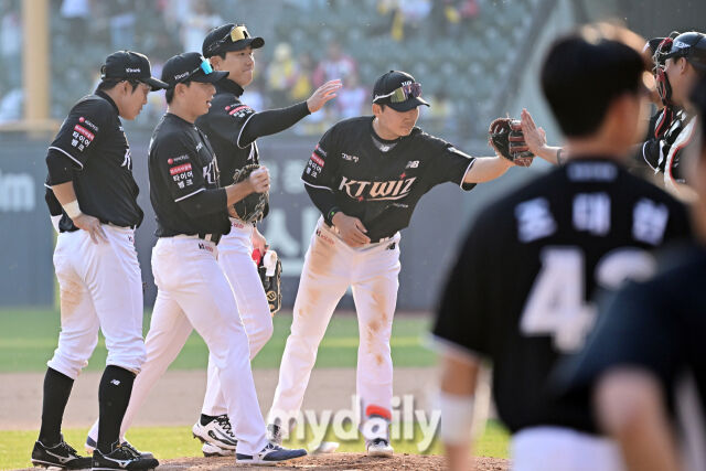 28일 서울 잠실야구장에서 열린 '2026 신한 SOL BANK KBO리그' LG 트윈스와 KT 위즈 경기. /마이데일리KT가 11-7로 LG에 승리 후 기뻐하고 있다./마이데일리