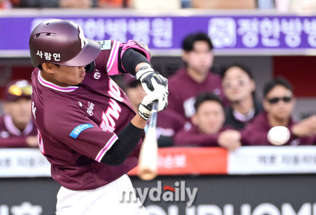 2026년 3월 28일 오후 대전 한화생명볼파크에서 열린 ‘2026 신한 SOL KBO리그' 개막전 키움 히어로즈와 한화 이글스의 경기. 키움 박찬혁이 연장 11회초 2사 만루서 2타점 적시타를 치고 있다./대전 = 유진형 기자