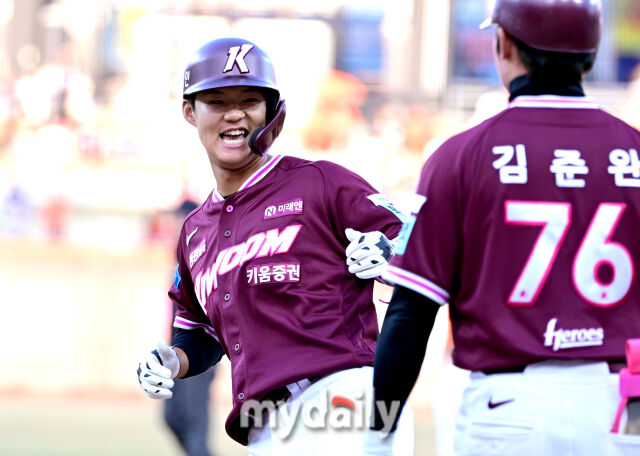 2026년 3월 28일 오후 대전 한화생명볼파크에서 열린 ‘2026 신한 SOL KBO리그' 개막전 키움 히어로즈와 한화 이글스의 경기. 키움 박찬혁이 연장 11회초 2사 만루서 2타점 적시타를 친 뒤 기뻐하고 있다./대전 = 유진형 기자