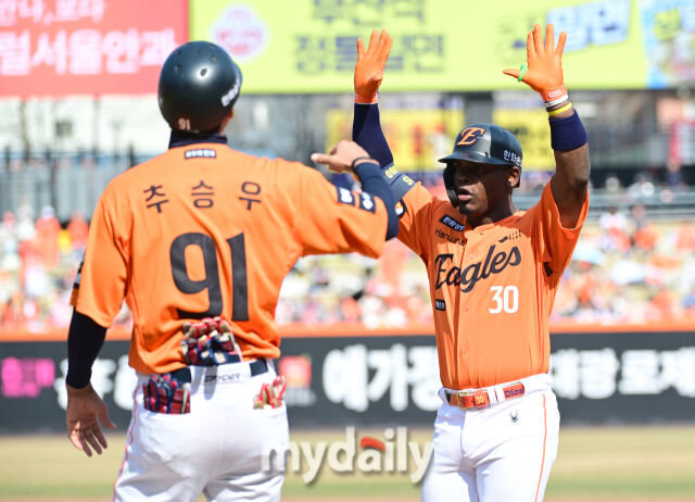 한화 페라자가 안타를 친 뒤 기뻐하고 있다 / 대전 = 유진형 기자 zolong@mydaily.co.kr