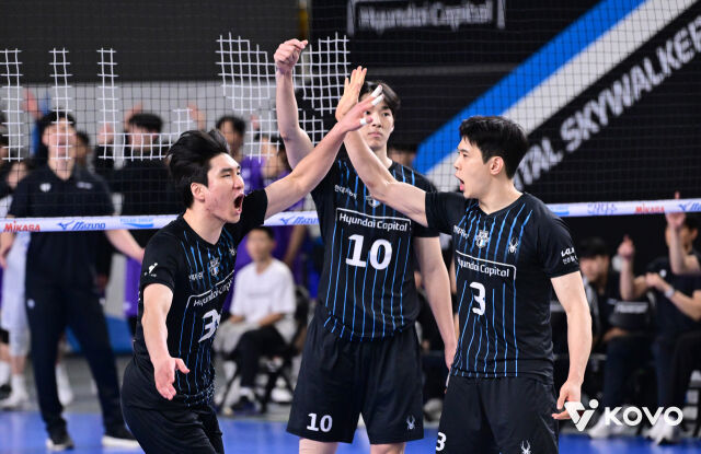 황승빈과 환호하는 신호진(왼쪽)./KOVO