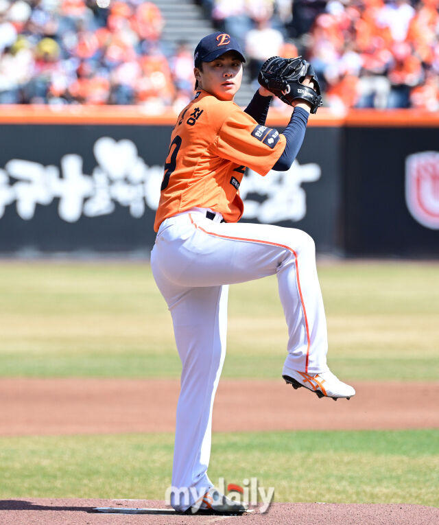 2026년 3월 29일 오후 대전 한화생명볼파크에서 열린 ‘2026 신한 SOL KBO리그' 키움 히어로즈와 한화 이글스의 경기. 한화 선발투수 왕옌청이 역투하고 있다./마이데일리