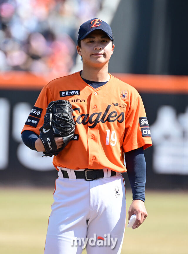 2026년 3월 29일 오후 대전 한화생명볼파크에서 열린 ‘2026 신한 SOL KBO리그' 키움 히어로즈와 한화 이글스의 경기. 한화 선발투수 왕옌청이 투구를 준비하고 있다./마이데일리