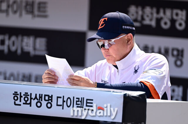 2026년 3월 29일 오후 대전 한화생명볼파크에서 열린 ‘2026 신한 SOL KBO리그' 키움 히어로즈와 한화 이글스의 경기. 한화 김경문 감독이 기록지를 보고 있다./마이데일리