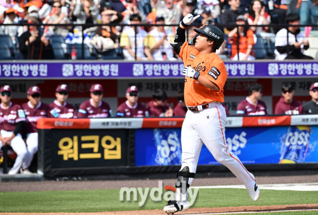 2026년 3월 29일 오후 대전 한화생명볼파크에서 열린 ‘2026 신한 SOL KBO리그' 키움 히어로즈와 한화 이글스의 경기. 한화 강백호가 3회말 무사 1루서 2점 홈런을 친 뒤 기뻐하고 있다./대전 = 유진형 기자