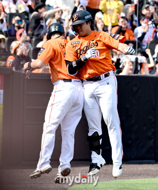 2026년 3월 29일 오후 대전 한화생명볼파크에서 열린 ‘2026 신한 SOL KBO리그' 키움 히어로즈와 한화 이글스의 경기. 한화 강백호가 3회말 무사 1루서 2점 홈런을 친 뒤 노시환과 함께 세리머니를 하고 있다./대전 = 유진형 기자