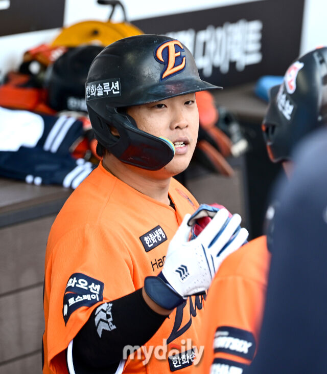 2026년 3월 29일 오후 대전 한화생명볼파크에서 열린 ‘2026 신한 SOL KBO리그' 키움 히어로즈와 한화 이글스의 경기. 한화 강백호가 3회말 무사 1루서 2점 홈런을 친 뒤 더그아웃에서 숨을 고르고 있다./마이데일리