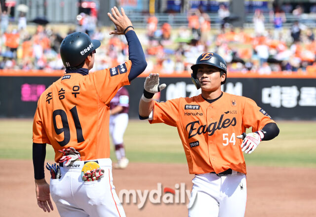2026년 3월 29일 오후 대전 한화생명볼파크에서 열린 ‘2026 신한 SOL KBO리그' 키움 히어로즈와 한화 이글스의 경기. 한화 오재원의 2회말 2사 2.3루서 2타점 역전 적시타를 친 뒤 기뻐하고 있다./대전 = 유진형 기자