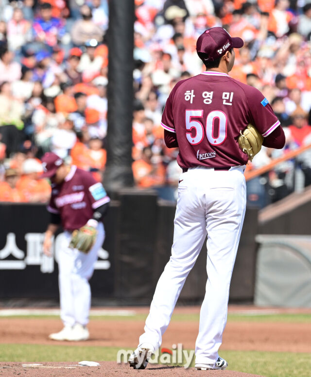 2026년 3월 29일 오후 대전 한화생명볼파크에서 열린 ‘2026 신한 SOL KBO리그' 키움 히어로즈와 한화 이글스의 경기. 키움 선발투수 하영민이 3회말 무사 1루서 한화 강백호에게 2점 홈런을 허용한 뒤 허탈해하고 있다./대전 = 유진형 기자