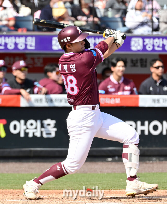 2026년 3월 29일 오후 대전 한화생명볼파크에서 열린 ‘2026 신한 SOL KBO리그' 키움 히어로즈와 한화 이글스의 경기. 키움 최재영이 2회초 2사 1.2루서 2타점 2루타를 치고 있다./대전 = 유진형 기자