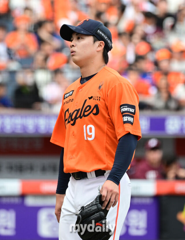 2026년 3월 29일 오후 대전 한화생명볼파크에서 열린 ‘2026 신한 SOL KBO리그' 키움 히어로즈와 한화 이글스의 경기. 한화 선발투수 왕옌청이 6회초 1사 만루서 마운드를 내려가고 있다./대전 = 유진형 기자