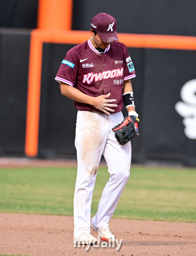 2026년 3월 29일 오후 대전 한화생명볼파크에서 열린 ‘2026 신한 SOL KBO리그' 키움 히어로즈와 한화 이글스의 경기. 키움 유격수 어준서가 6회말 무사 만루서 한화 강백호의 타구를 포구 실책하며 실점 한 뒤 아쉬워하고 있다./대전 = 유진형 기자