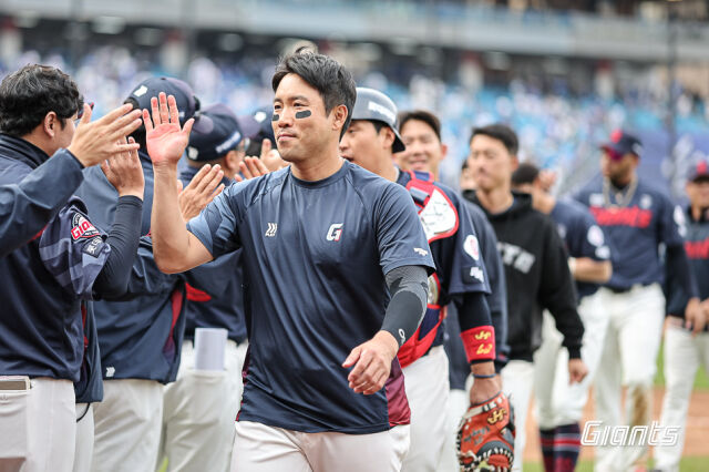 롯데 자이언츠가 개막 2연전을 모두 승리로 장식했다./롯데 자이언츠