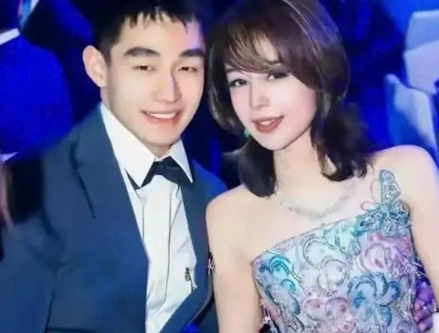 지난 28일 홍콩 사우스차이나모닝포스트(SCMP) 보도에 따르면, 위원훙은 최근 2001년생 모델 류위천(25)과 백년가약을 맺었다. /위원홍 소셜미디어