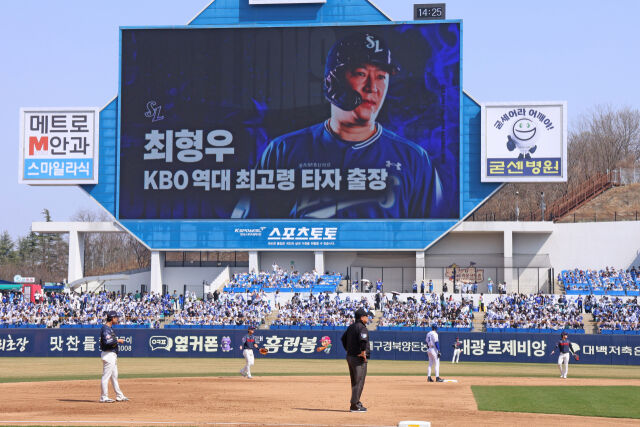 최형우가 KBO 역대 최고령 출장 기록을 세웠다./삼성 라이온즈