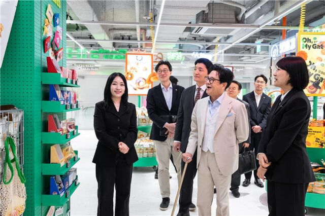 이재현 CJ그룹 회장이 그룹의 주요 경영진과 함께 지난 26일 개점한 올리브영 센트럴 명동 타운을 방문한 모습. /CJ그룹