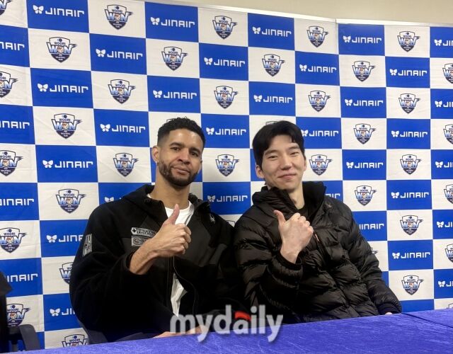 인터뷰실에서 함께 포즈를 취하는 레오와 허수봉./장충=김희수 기자