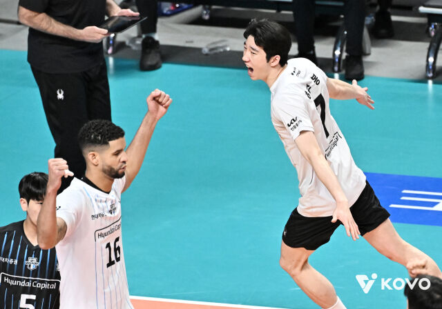 함께 환호하는 레오와 허수봉./KOVO