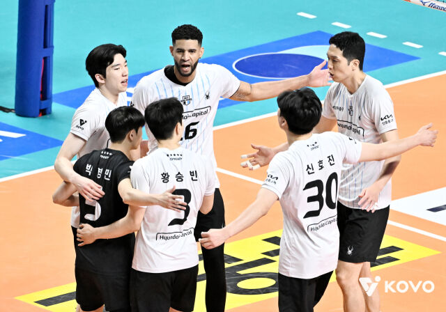 함께 환호하는 허수봉, 레오와 현대캐피탈 선수들./KOVO