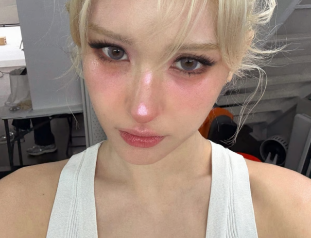 전소미는 지난 28일 자신의 SNS를 통해 “크롬하츠 목걸이와 팔찌를 잃어버렸다. 눈물난다”는 글과 함께 눈시울이 붉어진 사진을 게시하며 분실 사실을 알렸다. /전소미 소셜미디어