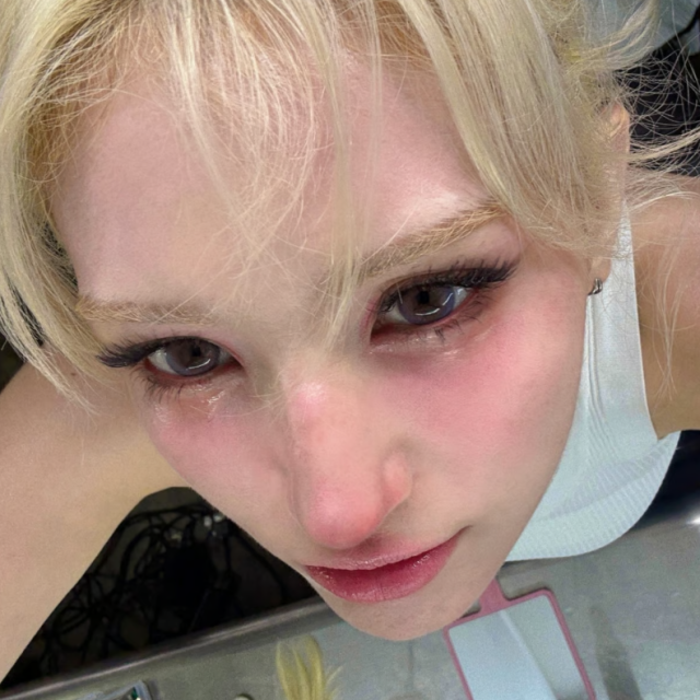 가수 전소미가 수백만 원에서 수천만 원을 호가하는 고가의 럭셔리 브랜드 장신구를 분실해 허탈한 심경을 감추지 못했다./전소미 소셜미디어