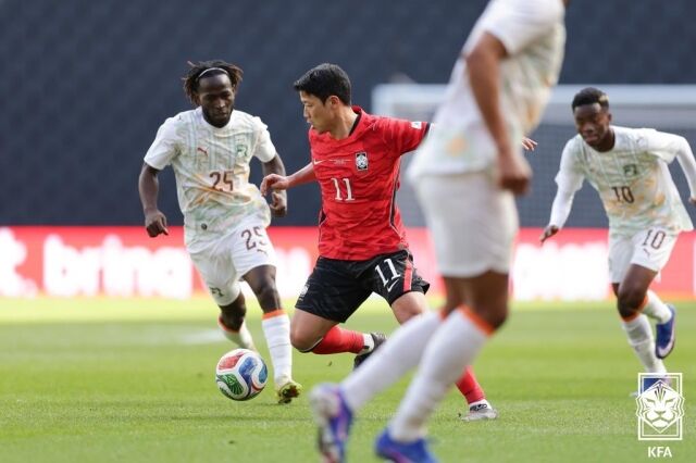 황희찬(왼쪽에서 두 번째)이 28일 코트디부아르와 경기에서 드리블하고 있다. /대한축구협회 제공