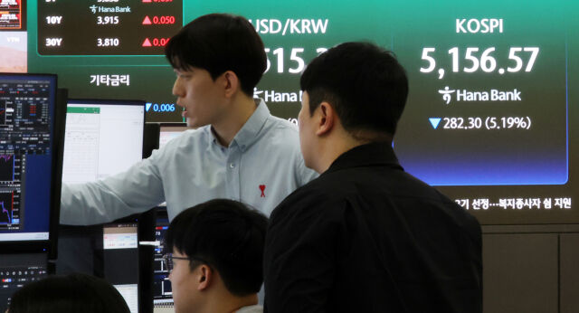 30일 오전 서울 중구 하나은행 딜링룸에서 딜러들이 업무를 하고 있다. 코스피는 전 거래일(5438.87)보다 257.07포인트(4.73%) 하락한 5181.80에 개장했다./뉴시스