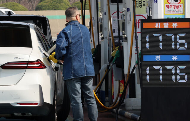 서울 서초구 만남의광장 주유소에 유가 정보가 표시돼 있다. /뉴시스