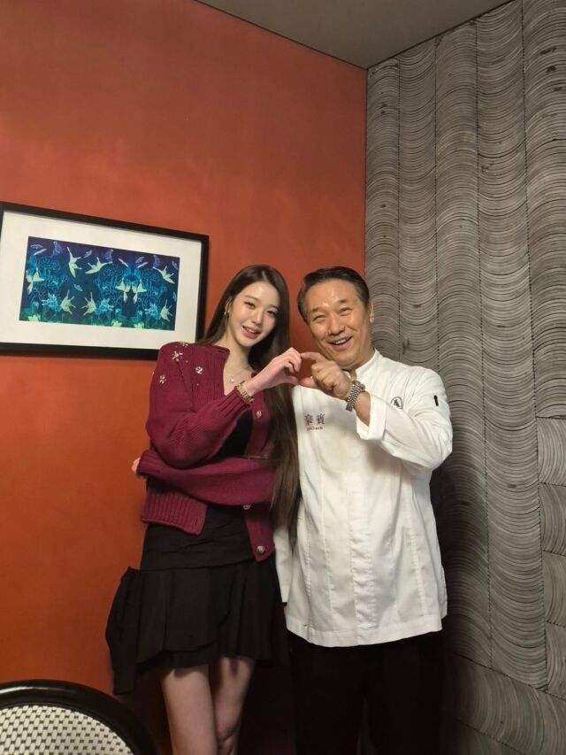 그룹 아이브 멤버 장원영(왼쪽)과 셰프 후덕죽이 손하트를 함께 그렸다. / 후덕죽 소셜미디어