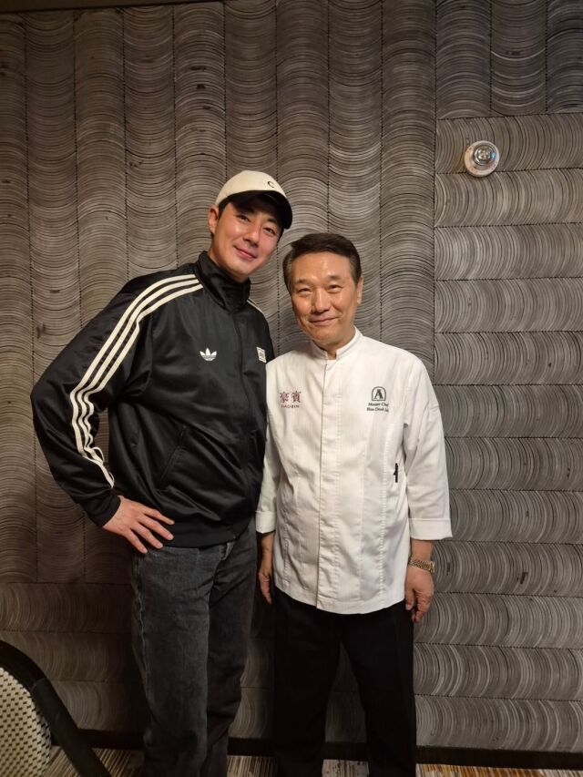 배우 조인성(왼쪽)과 셰프 후덕죽이 인증샷을 남겼다. / 후덕죽 소셜미디어