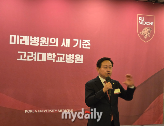 30일 서울 종로구 포시즌스호텔에서 열린 고려대의료원 기자간담회에서 윤을식 고려대의료원 의무부총장 겸 의료원장이 인사말을 하고 있다. /이호빈 기자