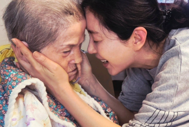 송윤아는 지난 29일 자신의 SNS에 “한번만, 제 이름을 다시 불러주세요, 제발…”이라는 글과 함께 어머니와 찍은 사진을 공개했다. /송윤아 소셜미디어