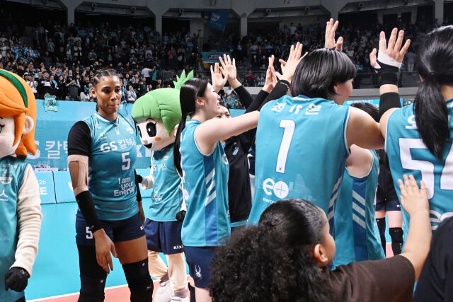 실바 딸 시아나가 엄마가 아닌 오세연을 먼저 찾고 있다, / 한국배구연맹(KOVO)