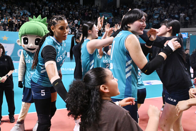 오세연의 등 뒤에 있는 딸 시아나를 부르는 실바. / 한국배구연맹(KOVO)